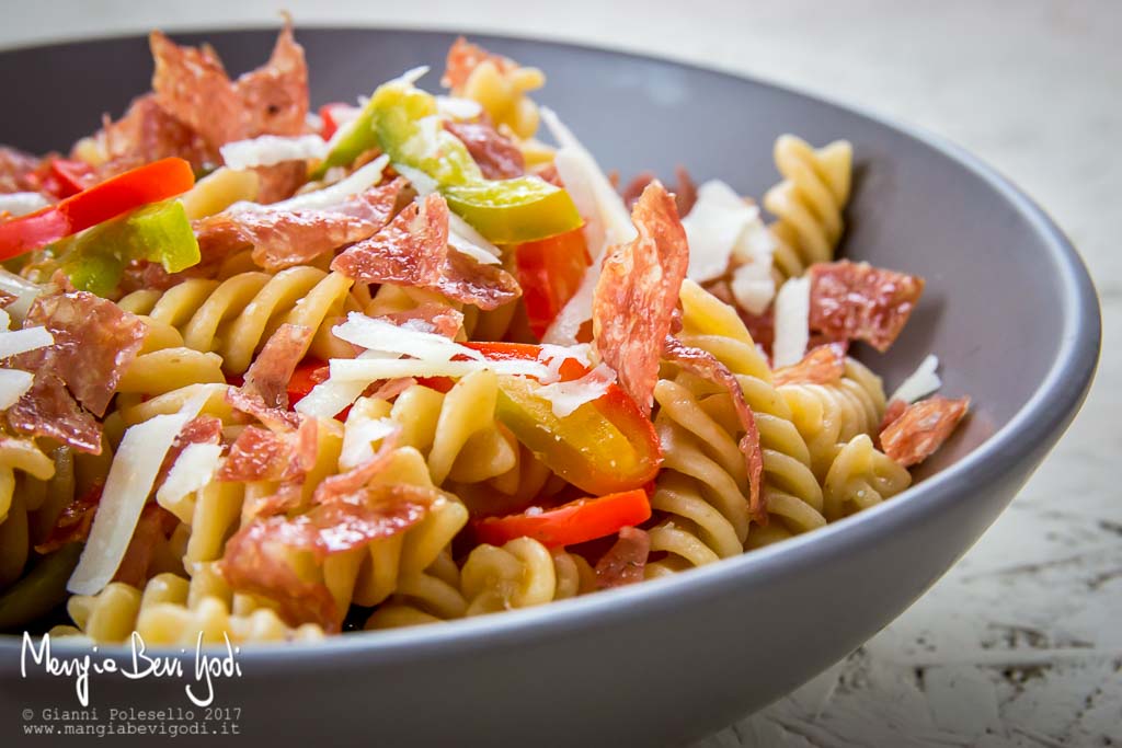 Pasta con salame croccante e peperoni