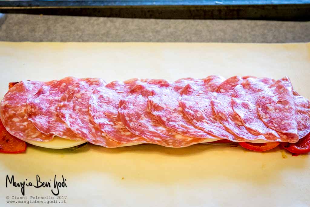 Aggiungere il salame ungherese