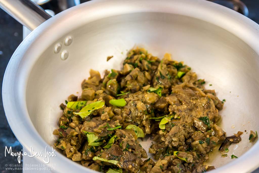 Preparazione pesto di melanzane