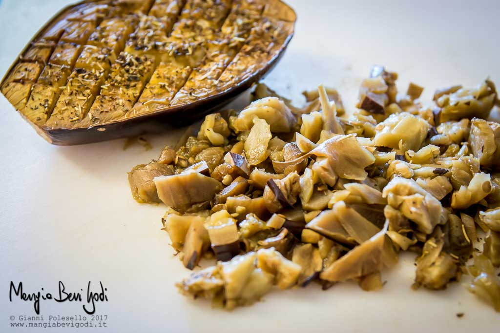 Preparazione pesto di melanzane