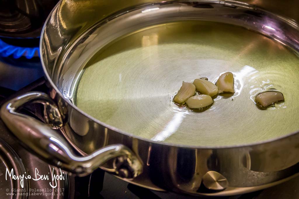 Preparazione soffritto per cucinare le chele di granchio surgelate