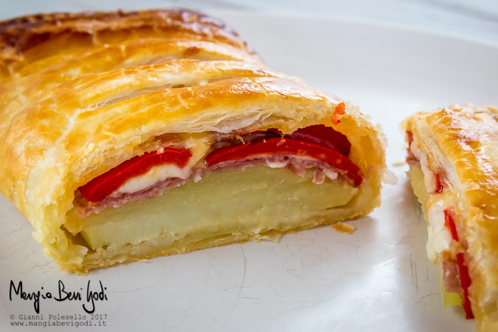 Strudel salato con peperoni, salame, patate e provola