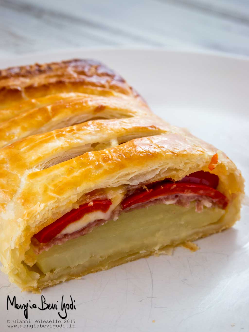 Strudel salato con peperoni, salame, patate e provola