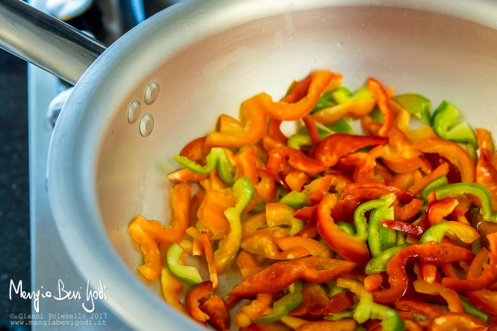 Stufare le listarelle di peperone in padella