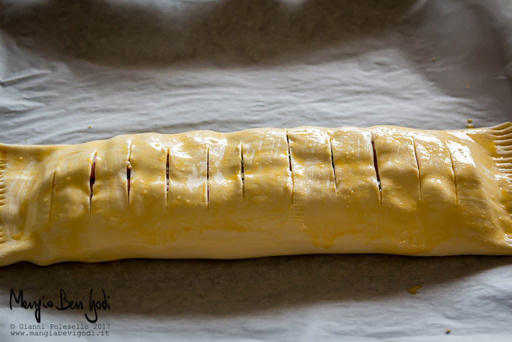 Preparazione torta salata con peperoni, salame, patate e provola