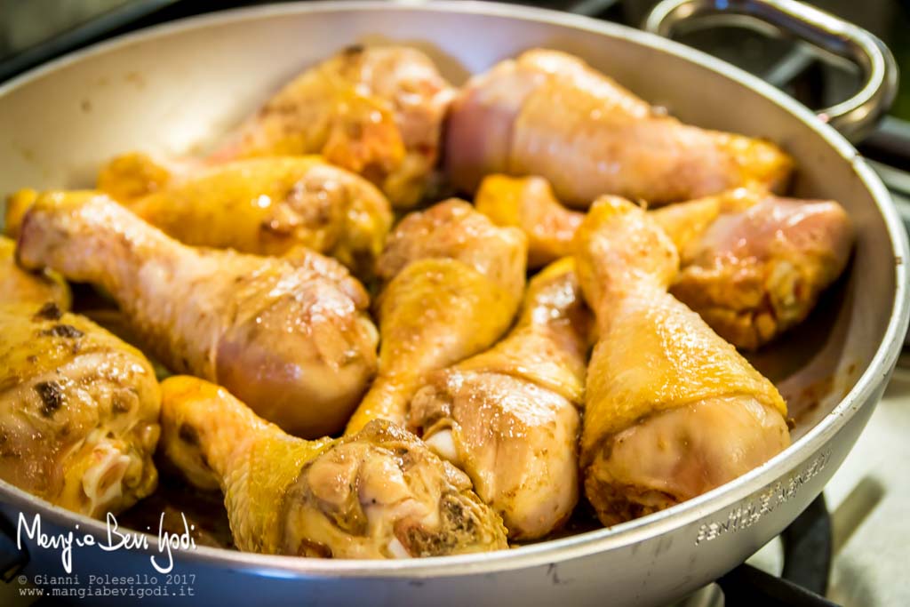 Preparazione fusi di pollo all'aglio in casseruola