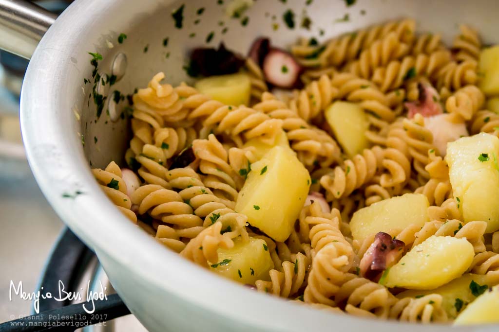 Preparazione pasta al polpo e patate