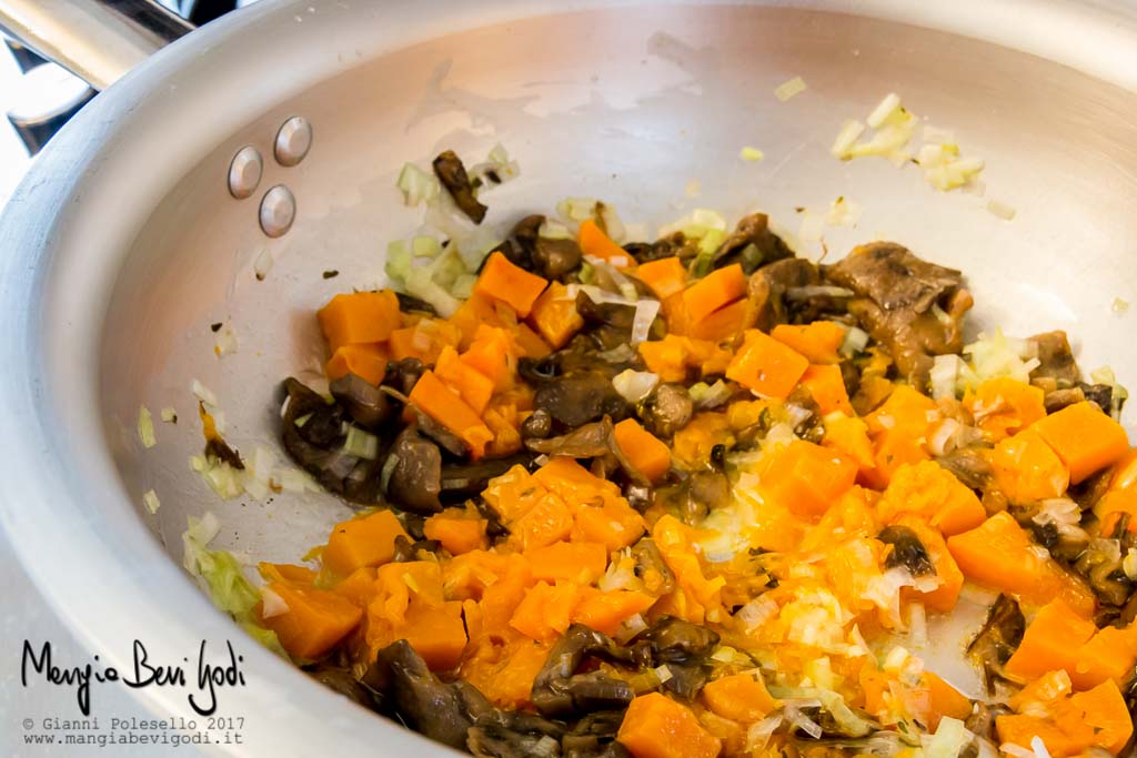 Preparazione pasta zucca e funghi