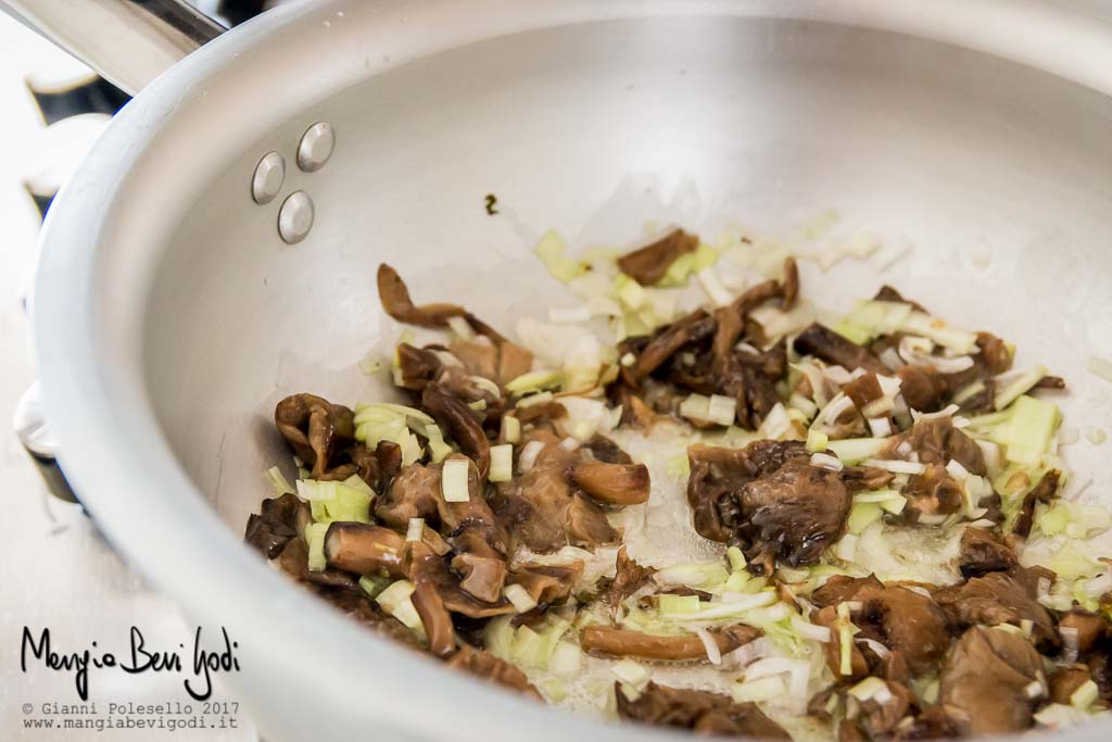 Preparazione pasta zucca e funghi