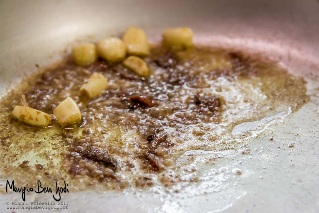 Preparazione soffritto per pollo all'aglio