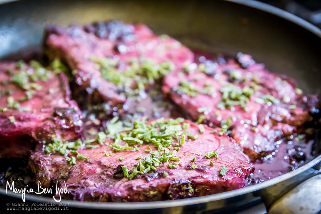 Preparazione braciole alla cadorina