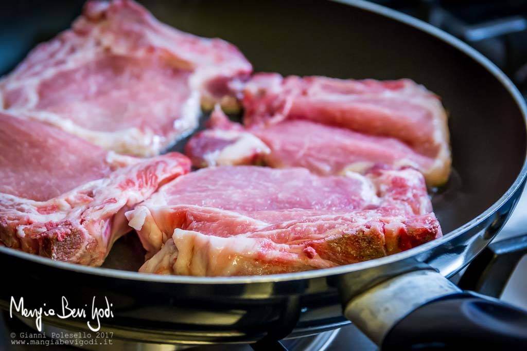 Preparazione braciole di maiale in padella morbide