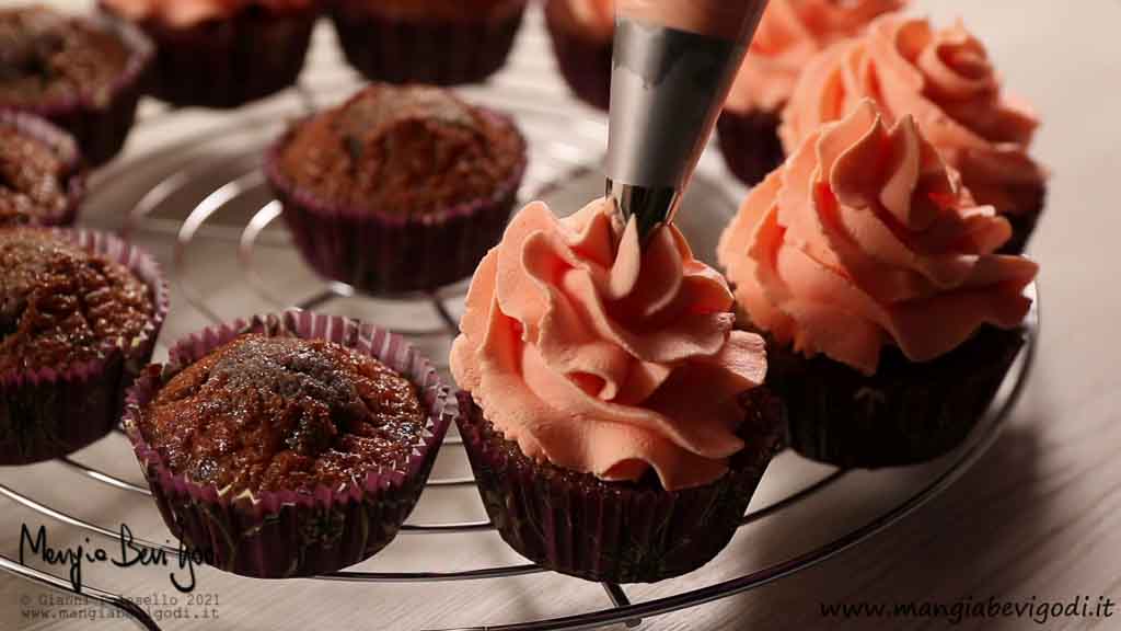 decorare i cupcake ai mirtilli con il frosting colorato