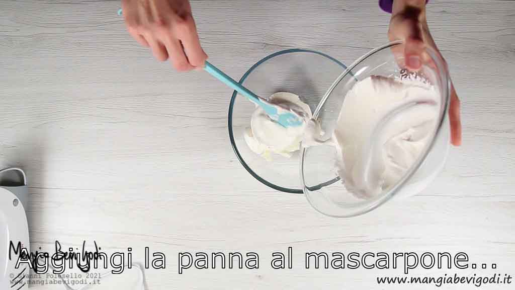 Preparazione frosting: miscelare panna e mascarpone