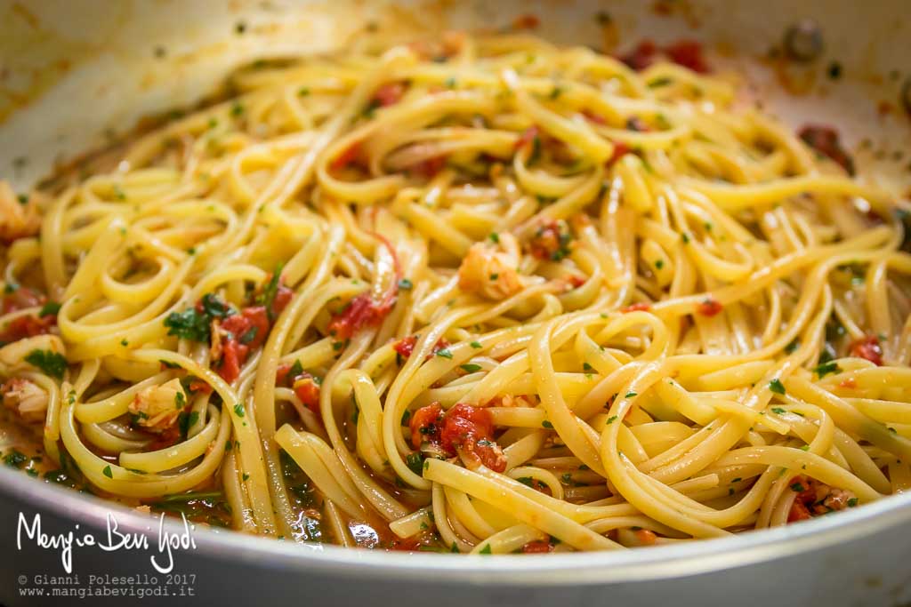 Preparazione linguine all'astice