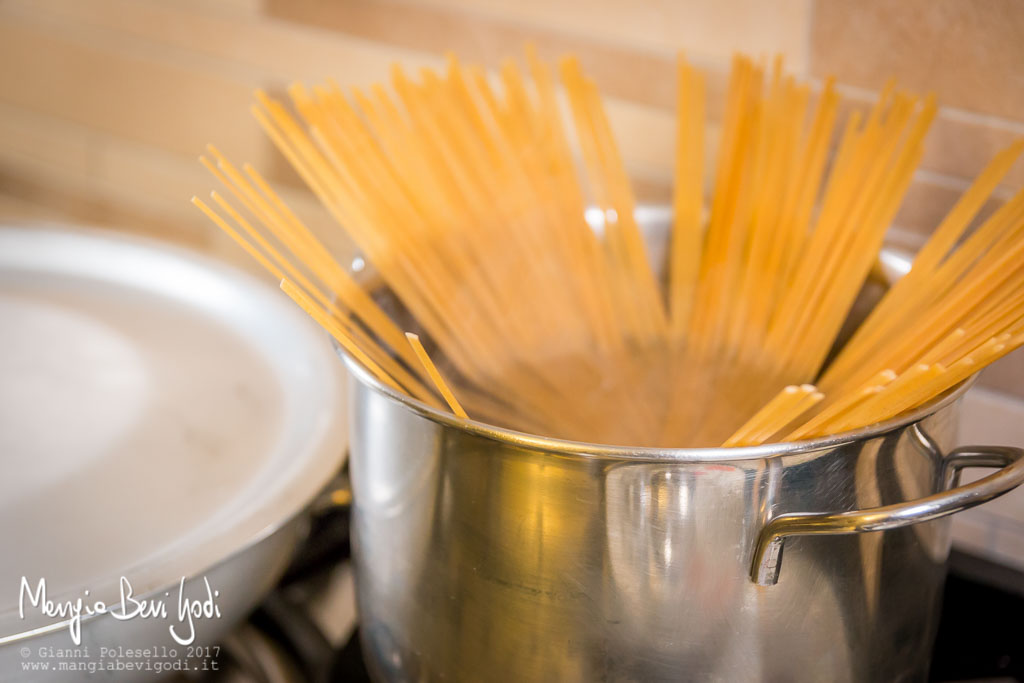 Preparazione linguine agli scampi