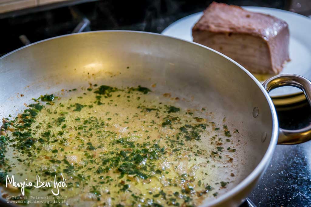 Preparazione tonno pinne gialle al forno