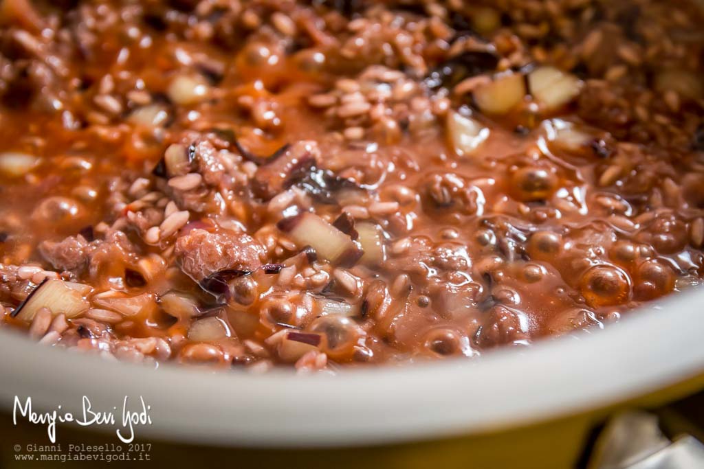 Risotto rosso con radicchio e salsiccia