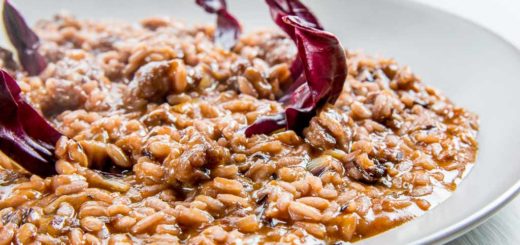 Risotto rosso al radicchio e salsiccia