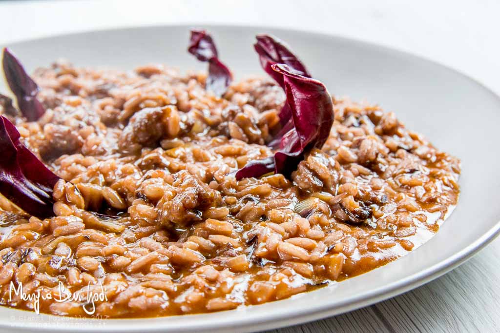 Risotto rosso al radicchio e salsiccia