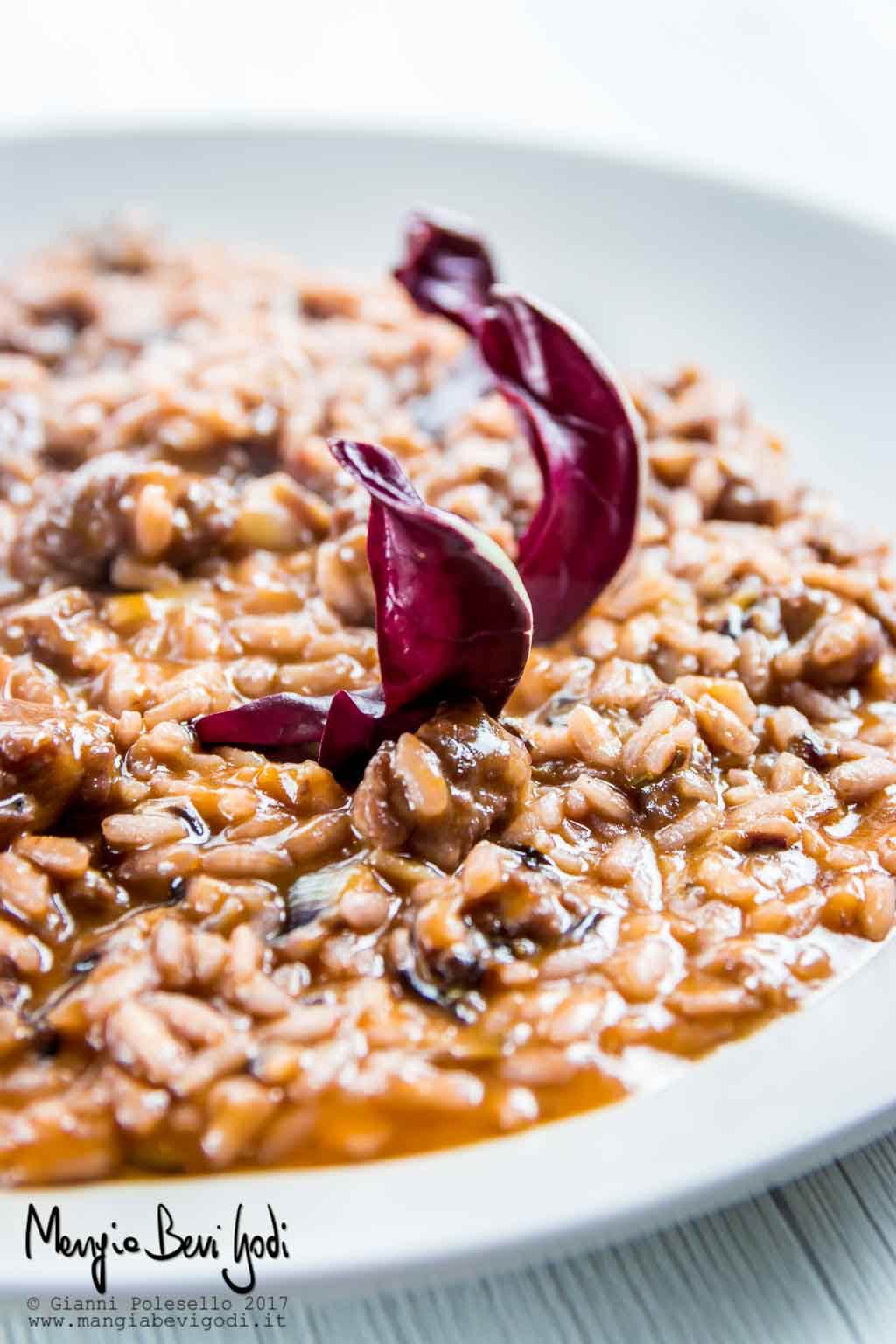 Risotto rosso con radicchio e salsiccia