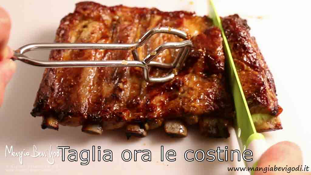 Sfornare e tagliare le costine di maiale al forno