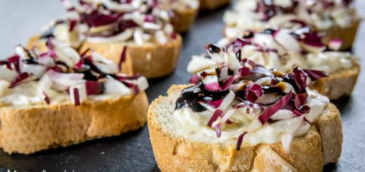 Crostini con radicchio di Treviso e gorgonzola