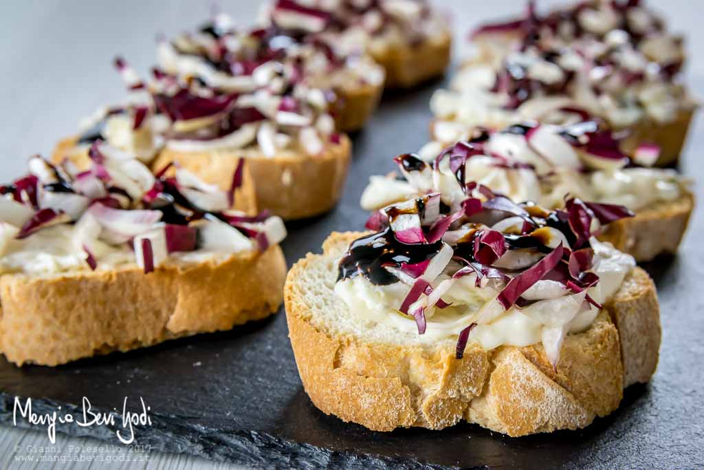 Crostini con radicchio di Treviso e gorgonzola