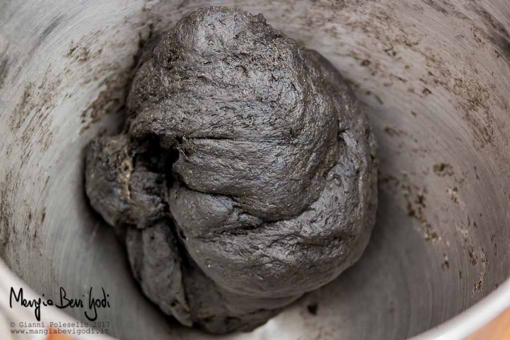 L'impasto di colore nero dei ravioli