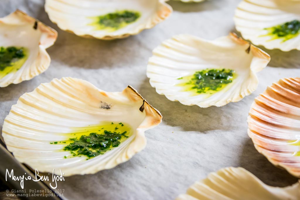 Preparazione delle cappesante gratinate