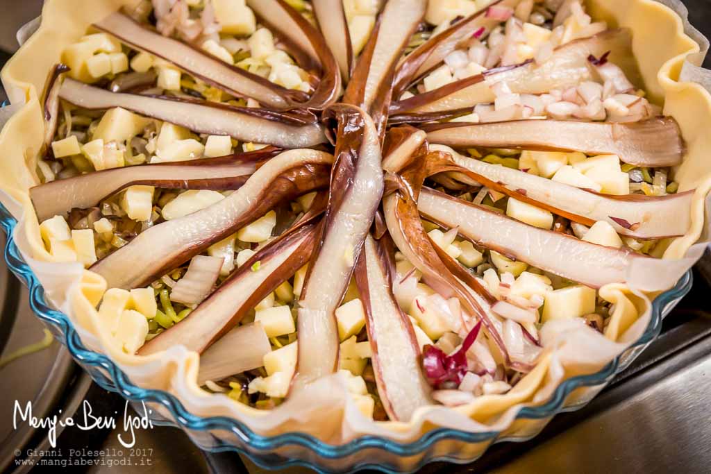 Preparazione torta salata con radicchio di Treviso