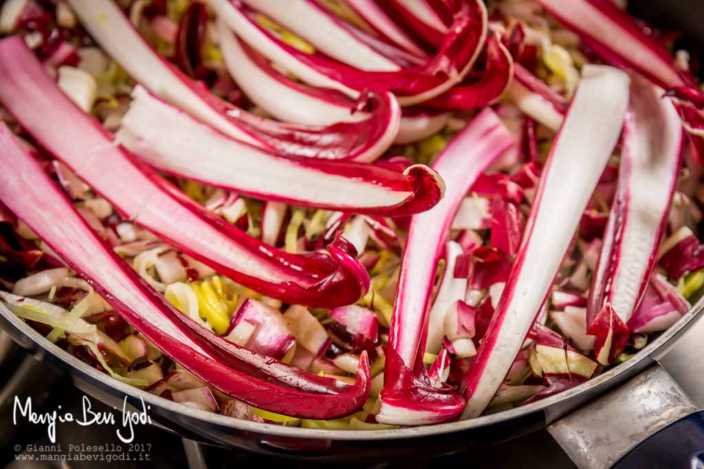 Preparazione torta salata con spadone