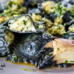 Ravioli neri ripieni di baccalà con sugo di granciporro