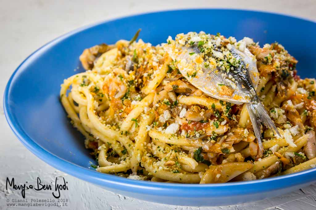 Bigoli con alici, pomodorini e pane tostato all’aglio e prezzemolo