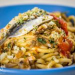 Bigoli con alici, pomodorini e pane tostato all’aglio e prezzemolo