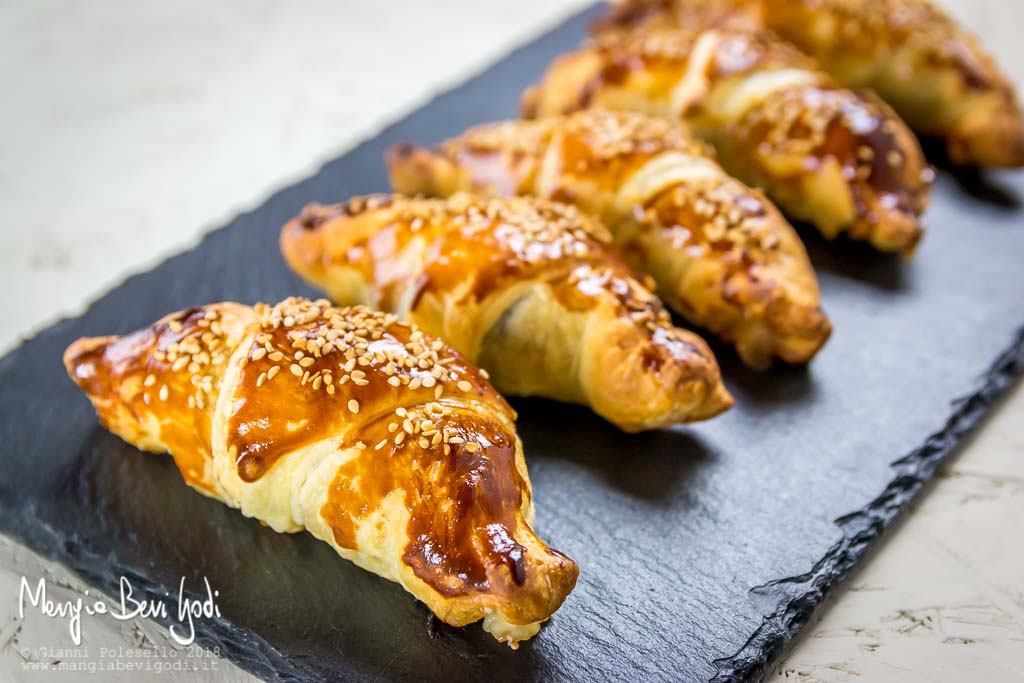 Cornetti salati con melanzane, speck e provola