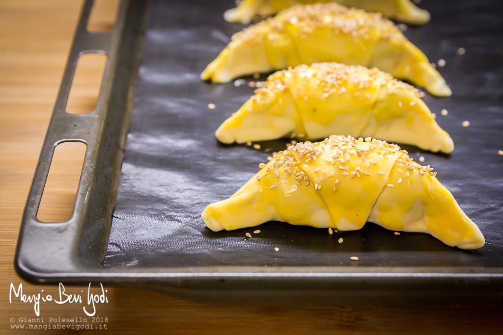 Preparazione croissant salati con semi di sesamo