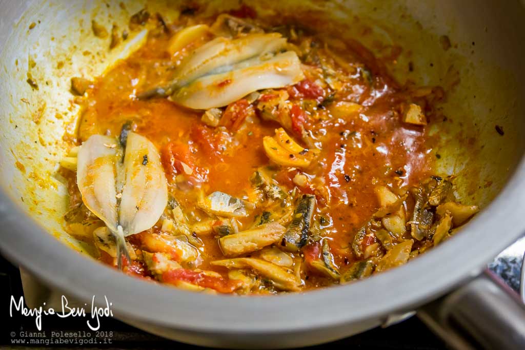 Preparazione sugo di alici e pomodorini in padella di alluminio