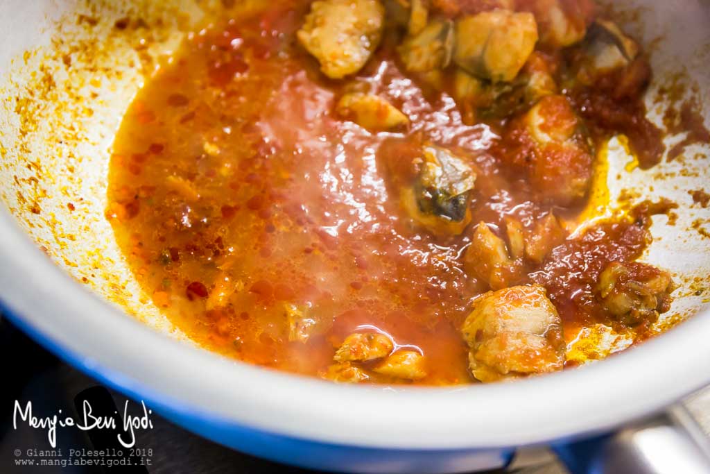 Cottura sugo con sgombro, 'nduja e passata di pomodoro in padella di alluminio