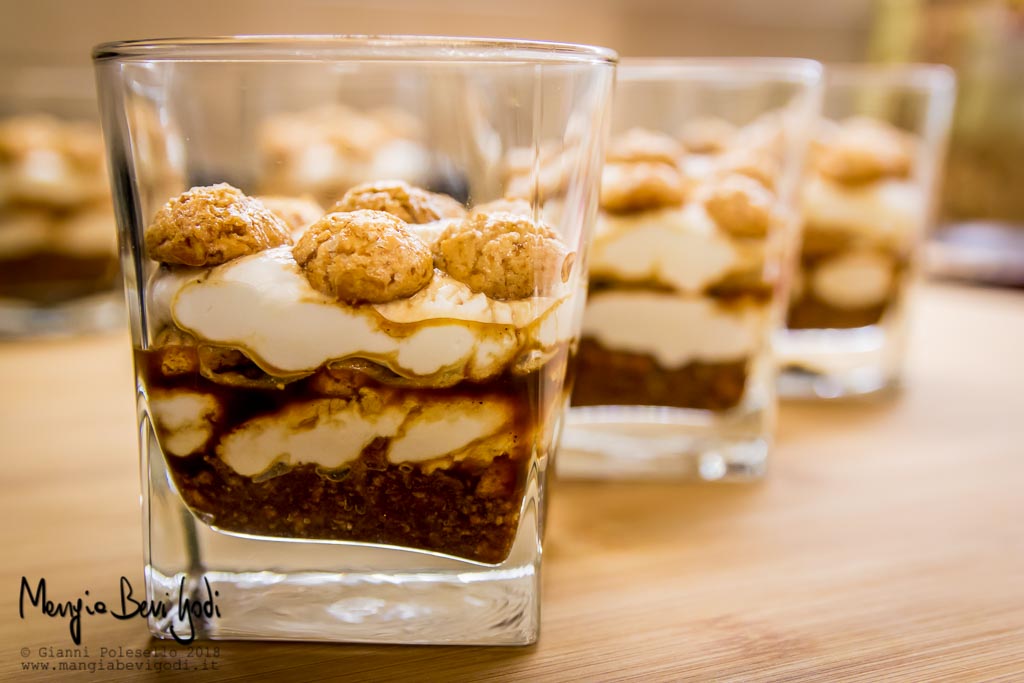 Strati di crema e amaretti intinti nel caffè dentro un bicchiere