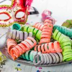 Stelle filanti dolci cotte in forno con maschera di Carnevale veneziana sullo sfondo