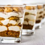 Tiramisù agli amaretti senza uova dentro il bicchiere