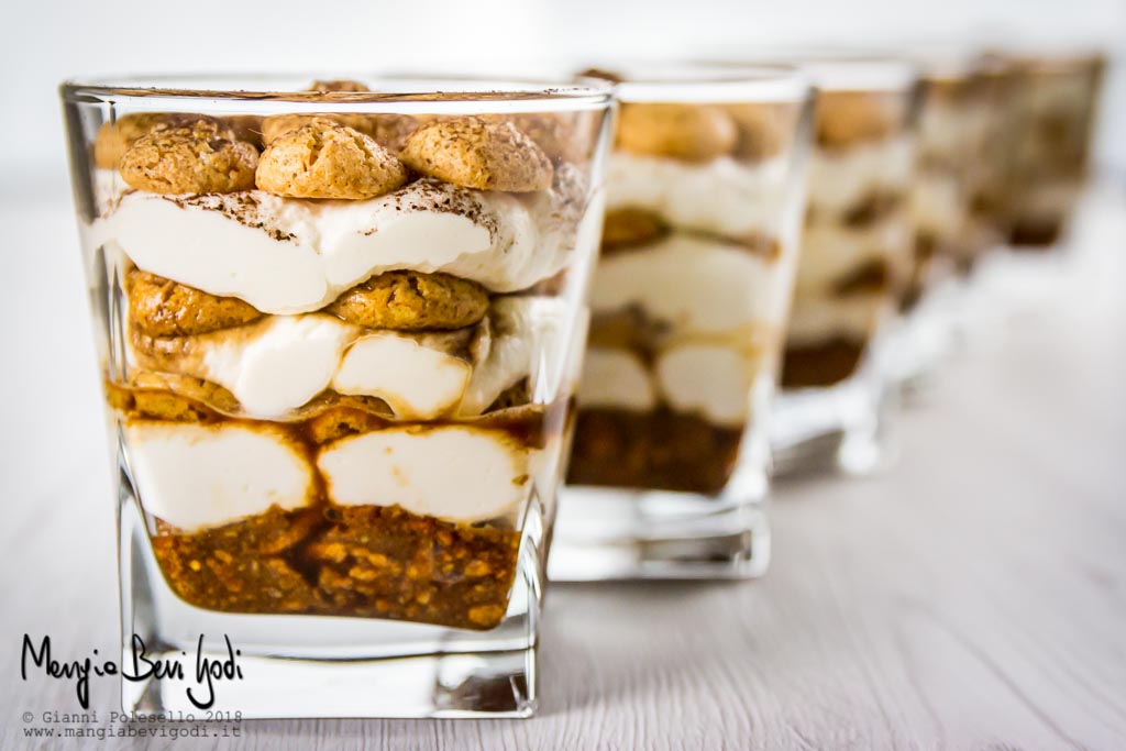 Tiramisù agli amaretti senza uova dentro il bicchiere