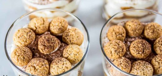 Tiramisù agli amaretti senza uova nel bicchiere