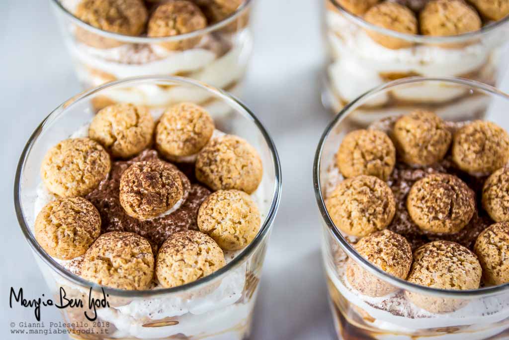 Tiramisù senza uova nel bicchiere