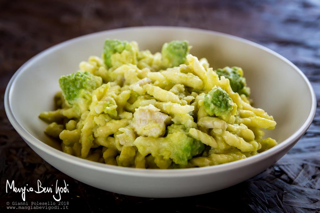 Trofie al ragù di broccolo romanesco e trota