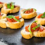 Crostini alla marinara con pasta d’acciughe, pelati, aglio e origano