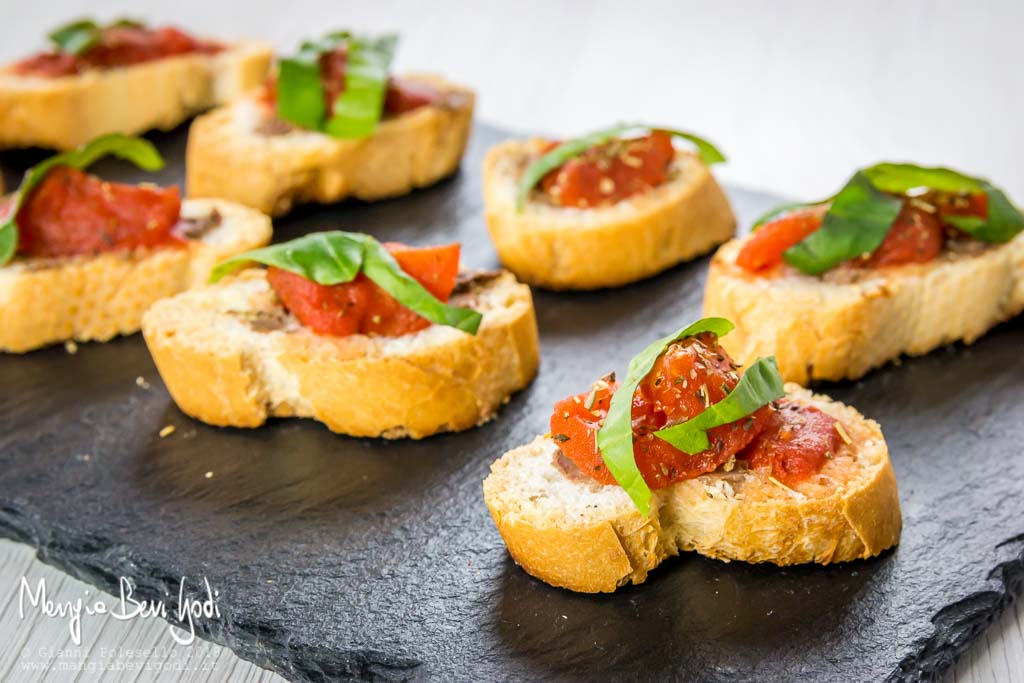 Crostini alla marinara con pasta d’acciughe, pelati, aglio e origano