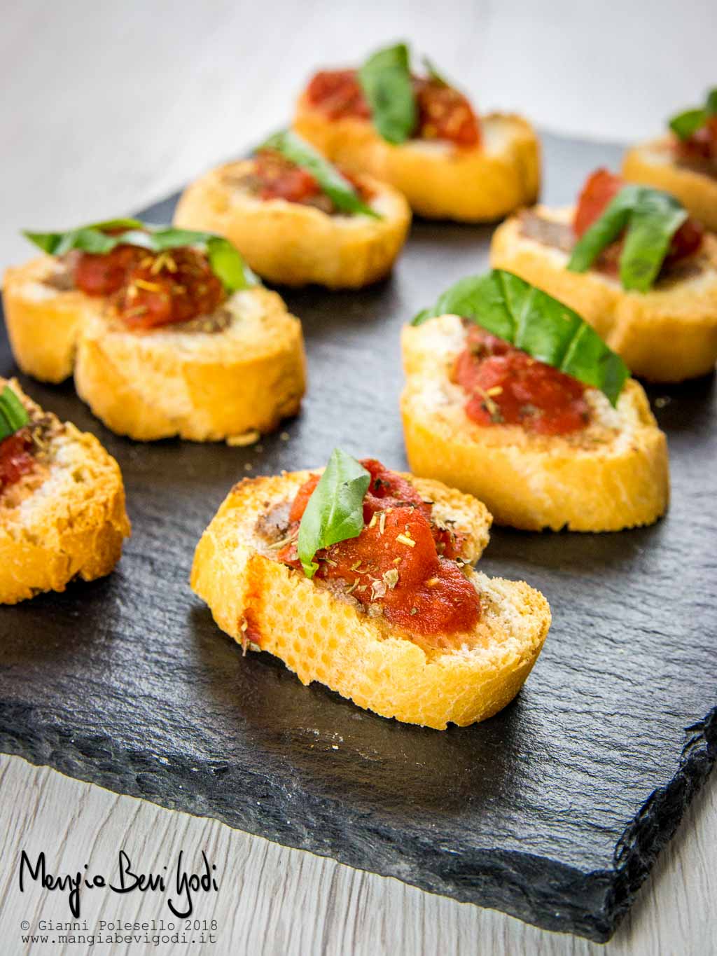 Crostini alla marinara con pasta d’acciughe, pelati, aglio e origano