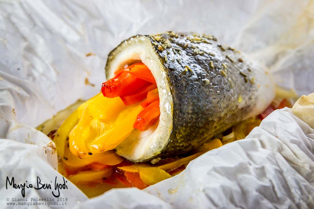 Involtini di branzino e peperoni al cartoccio